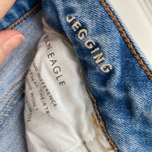 AMERICAN EAGLE DISTRESSED RAW ANKLE JEGGING JEAN - Picture 3 of 5